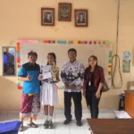 BPR Sari Jaya Sedana Goes To School: Serahkan Juara Lomba Nyurat Aksara Bali Tingkat SD se-Kecamatan Dawan