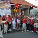 Semarak Kemerdekaan RI ke-81, BPR Sari Jaya Sedana Kolabrosai dengan PKK Banjar Adat Lebah Gelar Jalan Santai dan Edukasi Keuangan